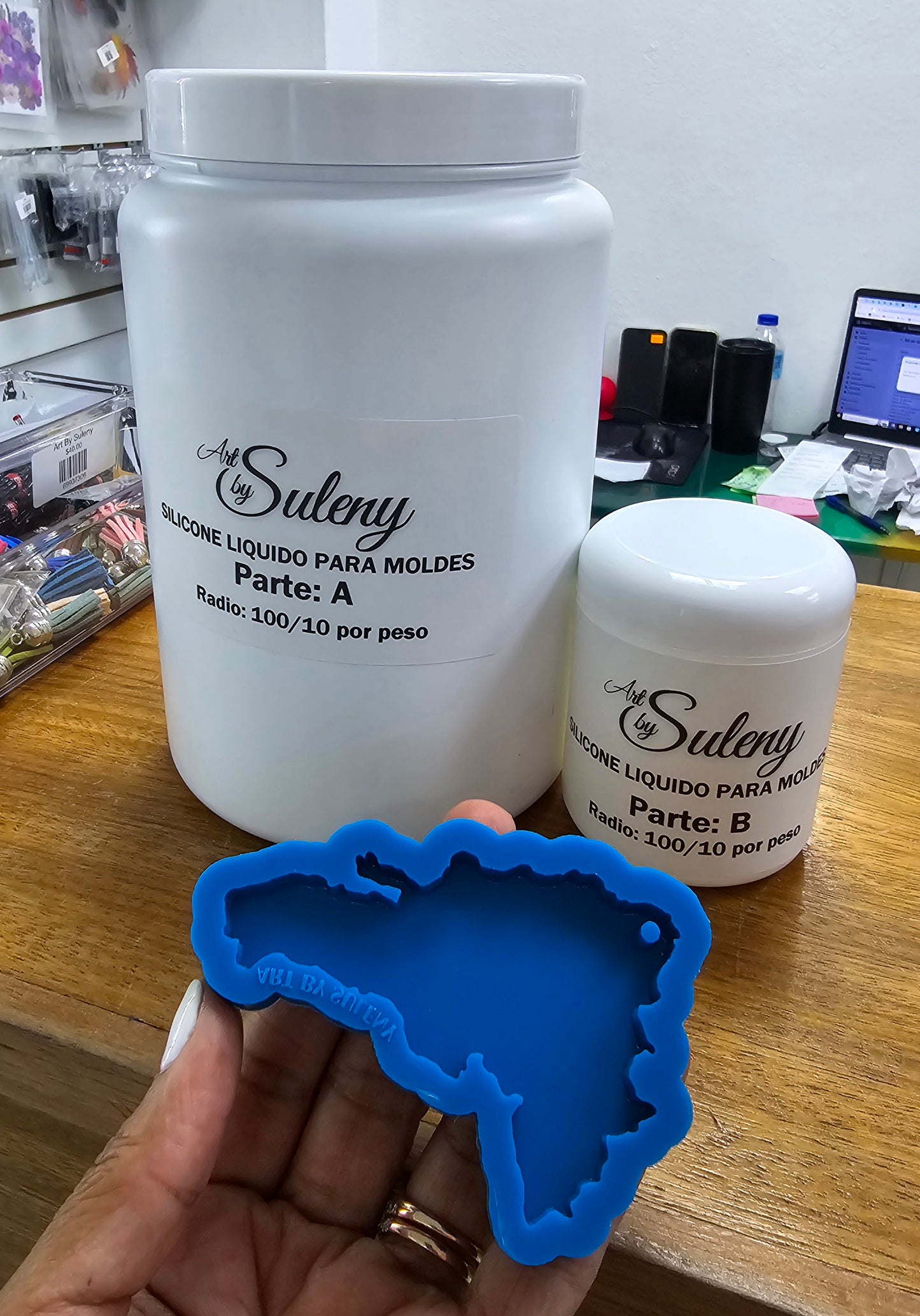 Cauchos de Silicon Líquido (Silicone Rubber) Translúcido 1:1 Kit de 2KG (4.2 libras) y Kit de 10KG (21 libras) Grado Alimenticio