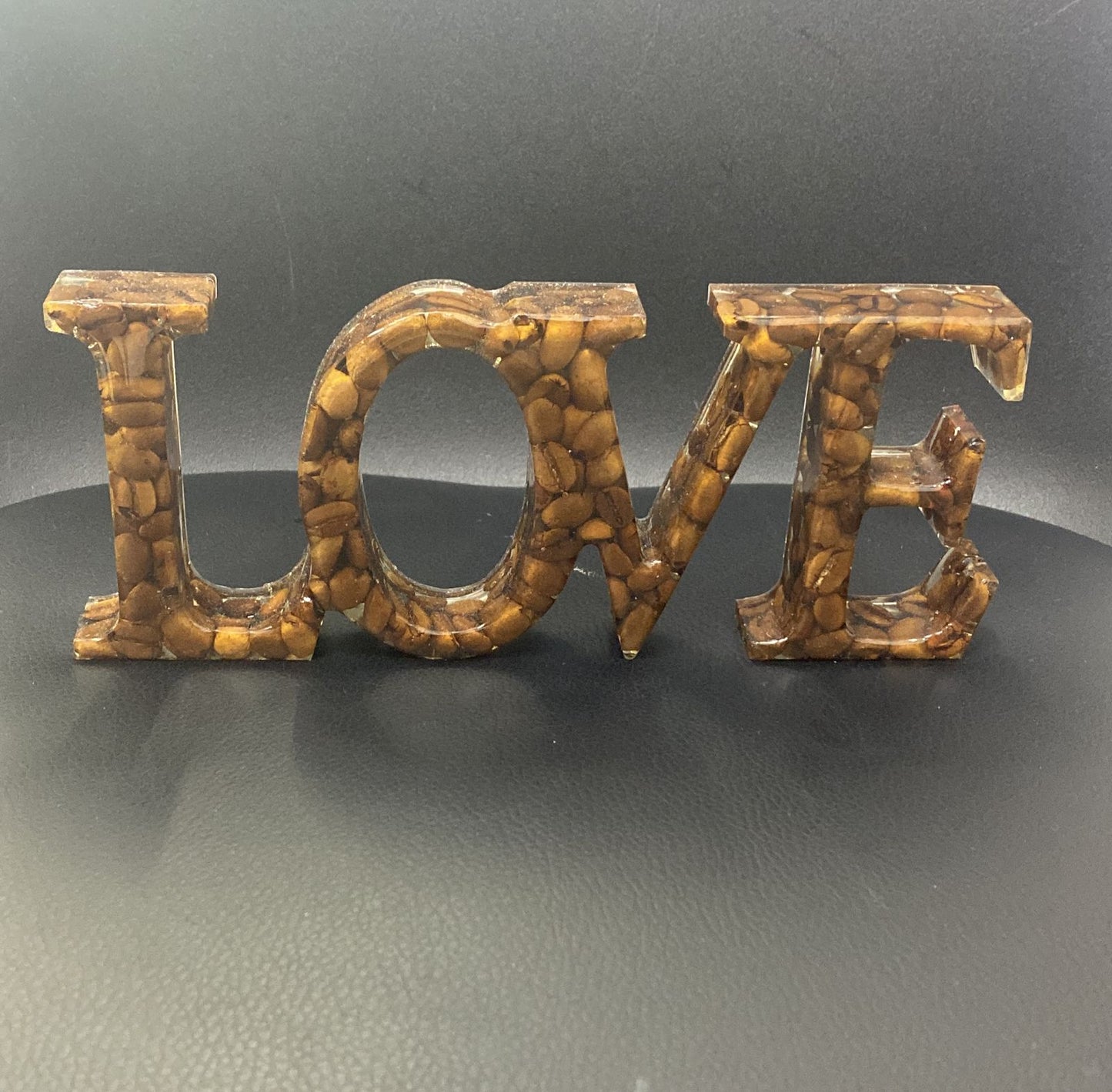 Letrero Love con Granos de Cafe