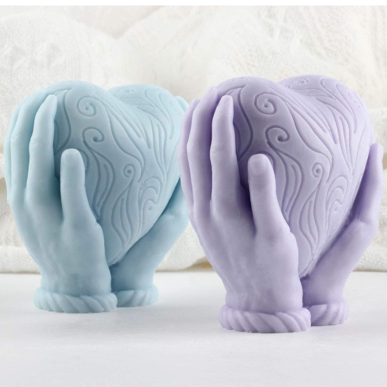 Molde de corazón en manos para escultura