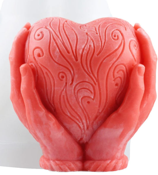 Molde de corazón en manos para escultura